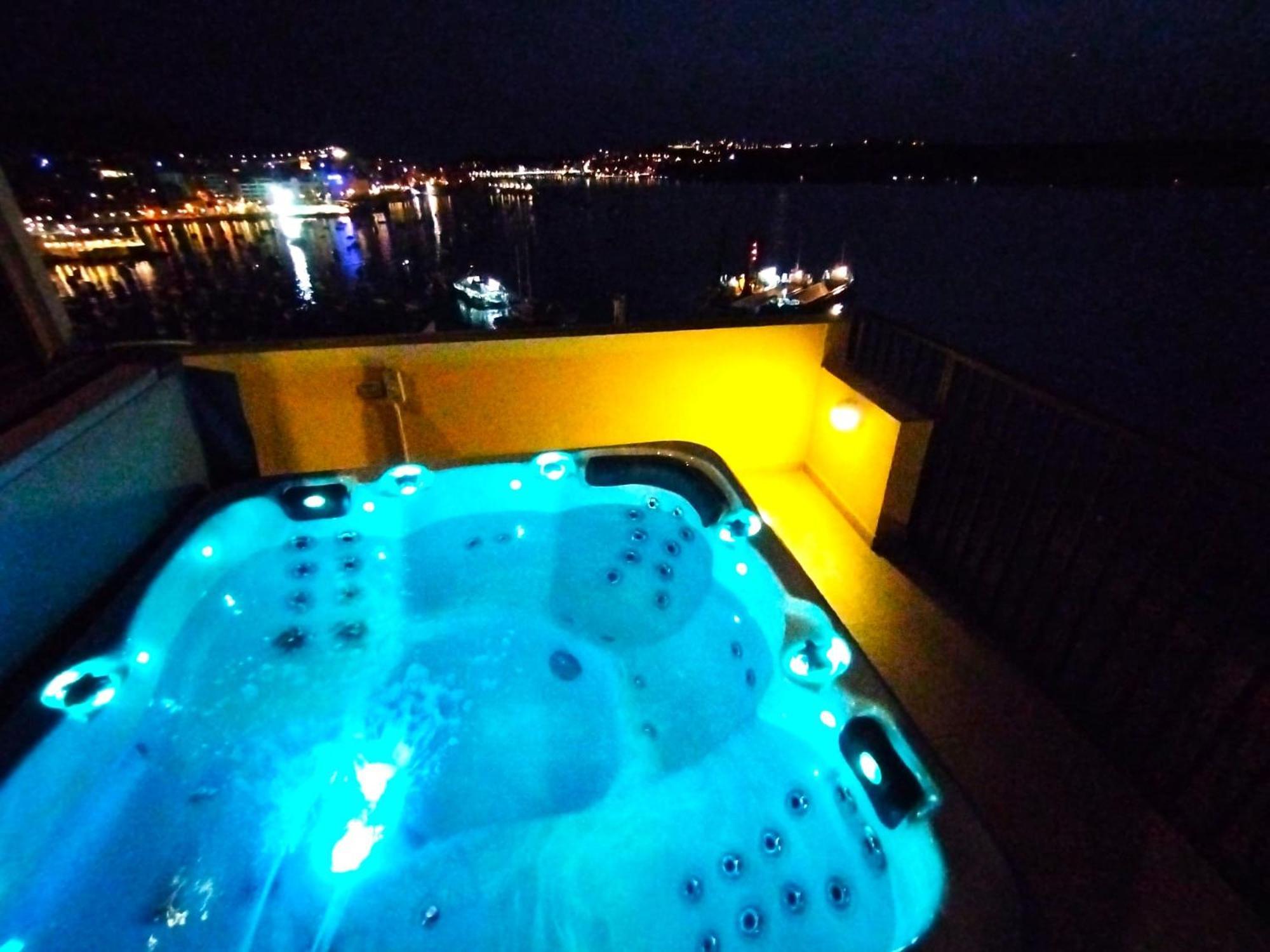 Islet Promenade Seafront Penthouse With Breathtaking Seaviews And Private Hot Tub On The Large Terrace By Getawaysmalta Leilighet San Pawl il-Baħar Eksteriør bilde